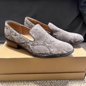 Söfft snake print suede loafer sz 9